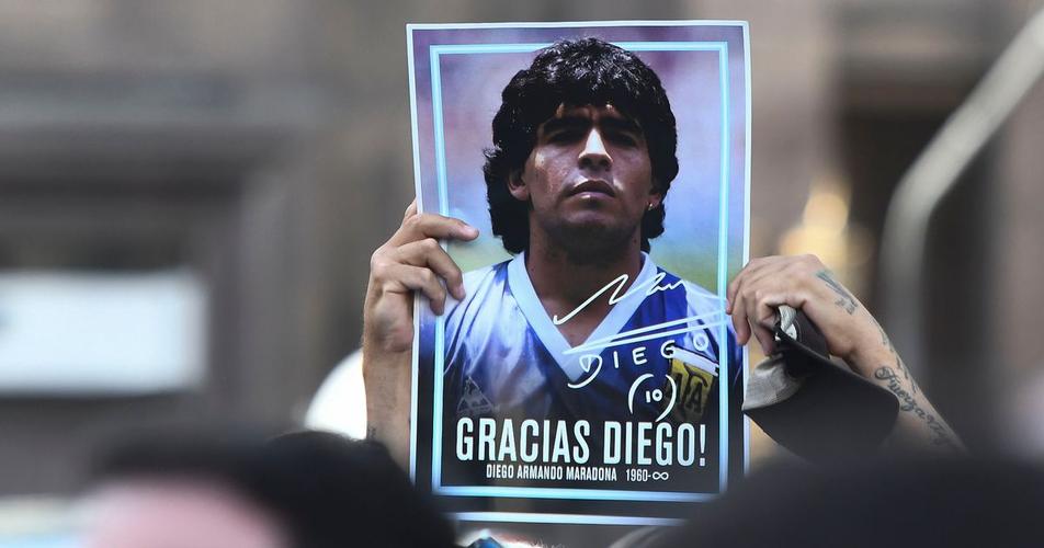 阿根廷球员马拉多纳（Maradona）去世，世界足球爱好者为之哀悼