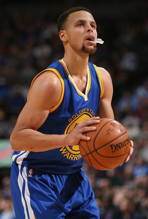 三分球狂人：库里（Stephen Curry）成为NBA历史上三分球命中最多的球员(图2)