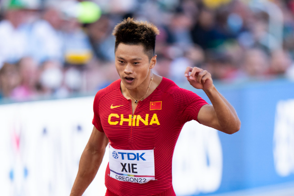 中国男子田径选手谢震业在亚洲田径锦标赛上夺得百米冠军