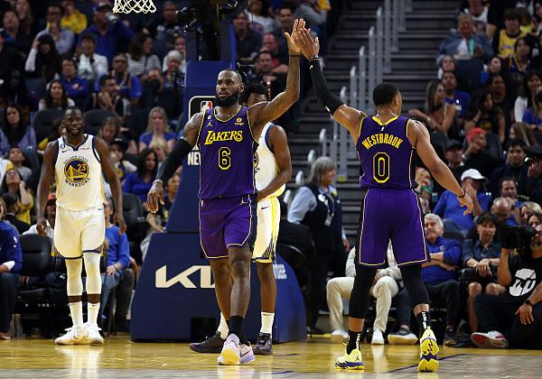 NBA常规赛：金州勇士队以110-108击败洛杉矶湖人队